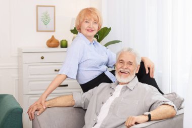 Harika bir son sınıf çifti evde birlikte vakit geçiriyor.