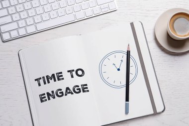 Harekete geçme zamanı. Sözcükler ve çizimler defter, kalem, kahve ve bilgisayar klavyesi beyaz ahşap masa, üst görünüm