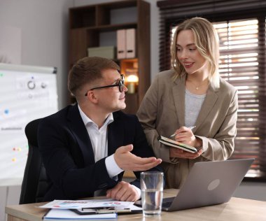 Pazarlama. Ofiste birlikte çalışan iki meslektaşım.