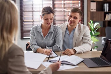 Çift ofiste bankacıyla görüşüyor.