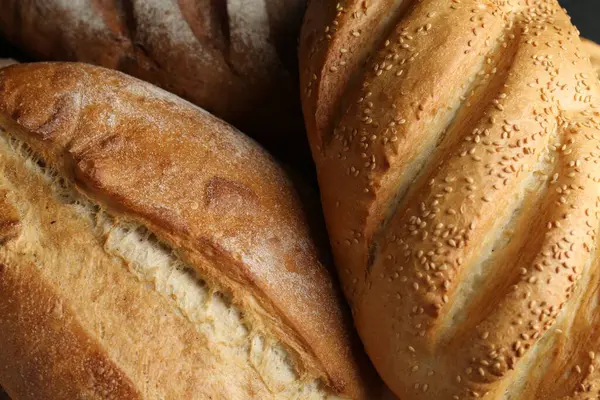 Arka plan olarak pek çok somun ekmek, yakın plan