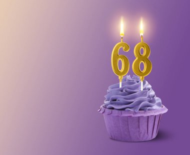 Mor arkaplan üzerinde mum şeklinde yanan sayılı lezzetli kek, metin için yer var. 68. yaş günü veya diğer özel günler