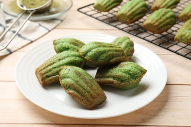 Lezzetli kibrit makarnalı kekler açık ahşap masada, yakın plan