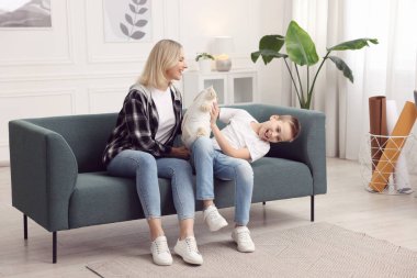 Anne ve oğlu evde eğleniyor.