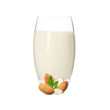 Bardakta fındık sütü ve beyaza izole edilmiş bademler.