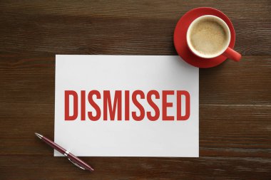 Kelime dağıt, kalem ve kahve ahşap masanın üstünde, üst görüş.