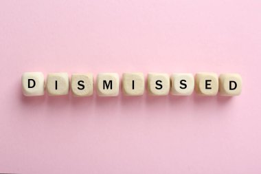 Sözcük pembe arkaplandaki tahta küplerden yapıldı, üst görünüm