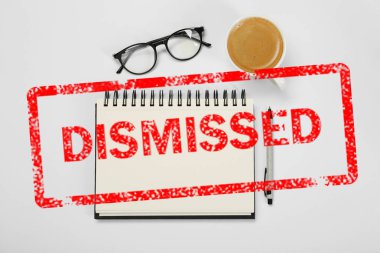 Kırmızı damga beyaz masadaki dizüstü bilgisayarın üzerine düşür, üst görünüm