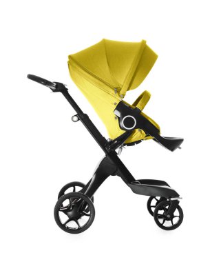 Bebek arabası. Beyaz tenteli modern bebek arabası.