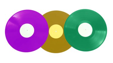 Beyaz arkaplanda üç renkli vinil plak