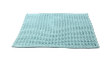 Temiz açık mavi waffle havlusu beyaza izole edilmiş.