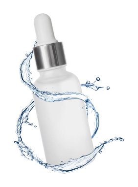 Bir şişe nemlendirici serum ve su beyaz arka planda havaya sıçrıyor.