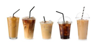 Beyaza izole edilmiş ferahlatıcı buzlu kahve seti.