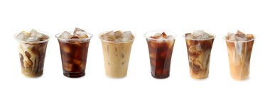 Plastik bardaklardaki buzlu kahve içecekleri beyaza izole edilmiş.