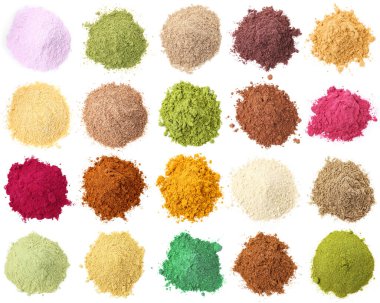 Beyaz arka planda farklı süper yiyecek tozları, kolaj. Üst görünüm