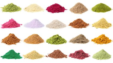 Beyaz arka planda farklı süper yiyecek tozları, kolaj