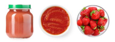 Bebek maması. Beyaz arka planda çilek püresi ve taze meyve, kolaj.