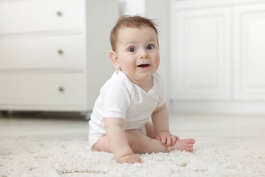 Evde yerde sürünerek şirin bebek