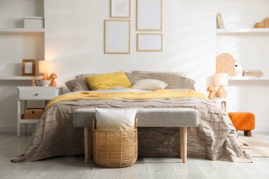 Yatak odasında güzel çarşafları olan rahat bir yatak.