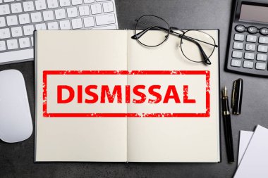 Not defterindeki kelime dağılması gri masada. Ofis işyeri, üst görünüm