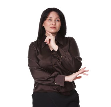 Beyaz arka planda çekici ve büyük boy bir modelin portresi. Fazla kilolu