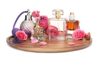 Birçok farklı parfüm şişeleri ve güller beyaz üzerine izole edilmiş.