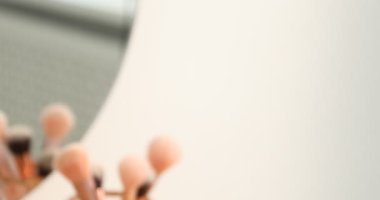 Güzel şakayıklar vazoda ve aynada ahşap gösteriş, yakın plan. Kamera sola hareket ediyor