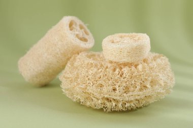 Zeytin arka planında farklı lif süngerleri, yakın plan