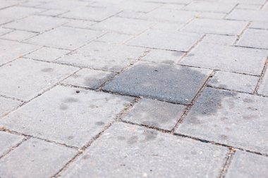 Açık havada motor yağı lekeleri, yakın plan.