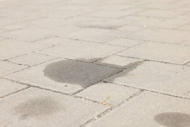 Açık havada motor yağı lekeleri, yakın plan.