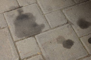 Açık havada motor yağı lekeleri, üst manzara.