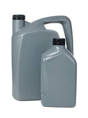 Plastik kutulardaki motor yağı beyaza izole edilmiş.