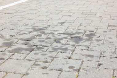 Açık havada motor yağı lekeleri, yakın plan.