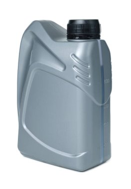 Plastik kaptaki motor yağı beyaza izole edilmiş.