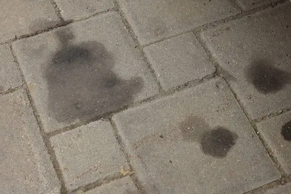 Açık havada motor yağı lekeleri, üst manzara.