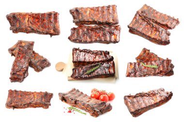 Beyaz arka planda nefis ızgara kaburgalar, kolaj.