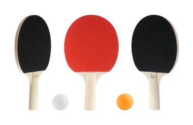 Masa tenisi raketleri ve topları beyaz sette izole edilmiş.