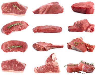 Çiğ et parçaları ve beyaza izole edilmiş baharatlar, kolaj.