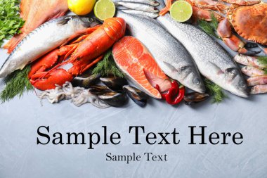 Gri masada farklı deniz ürünleri var, düz yerde. Metin için alanı olan tasarım