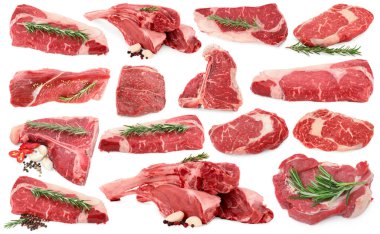 Çiğ et parçaları ve beyaza izole edilmiş baharatlar, kolaj.