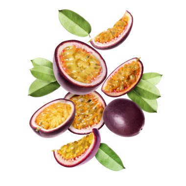 Lezzetli olgun tutku meyveleri ve yeşil yapraklar beyaz arka plana dökülüyor.