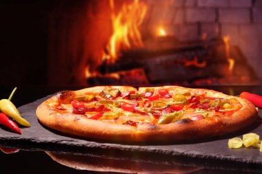 Fırına karşı taze pişmiş pizza.