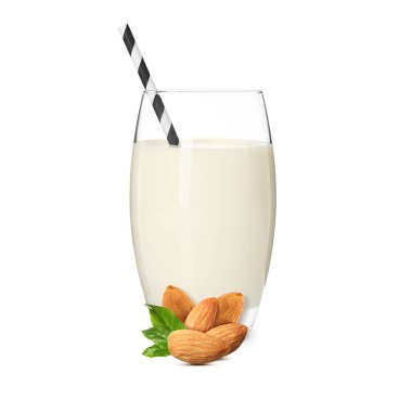 Bardakta fındık sütü ve beyaza izole edilmiş bademler.