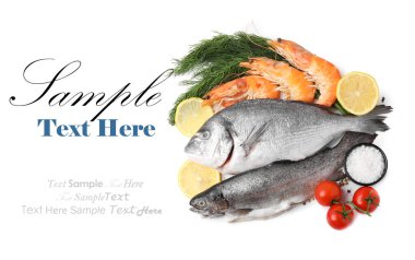 Taze deniz ürünleri ve beyaz arka planda ürünler, üst manzara. Metin için alanı olan tasarım