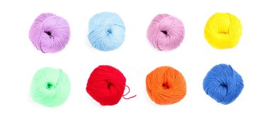 Beyaz arkaplanda renkli örgü ipliği topları, set