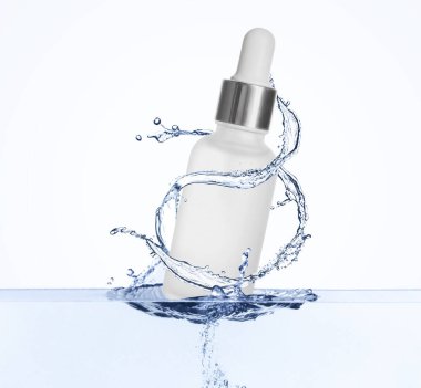 Beyaz arka planda suya düşen bir şişe nemlendirici serum.