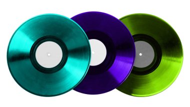 Beyaz arkaplanda üç renkli vinil plak