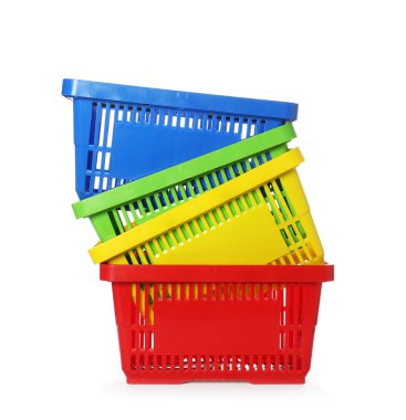 Beyaza izole edilmiş renkli alışveriş sepetleri yığını