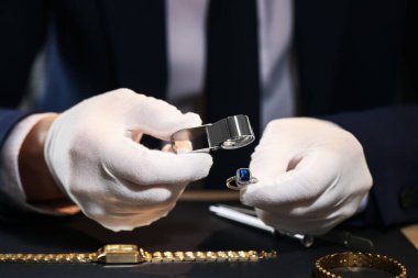 Kapalı mekânda Loupe değerlendirme yüzüğü olan bir eksper.