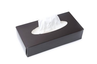 Beyaz mendillerle izole edilmiş kağıt mendillerle dolu kutu.